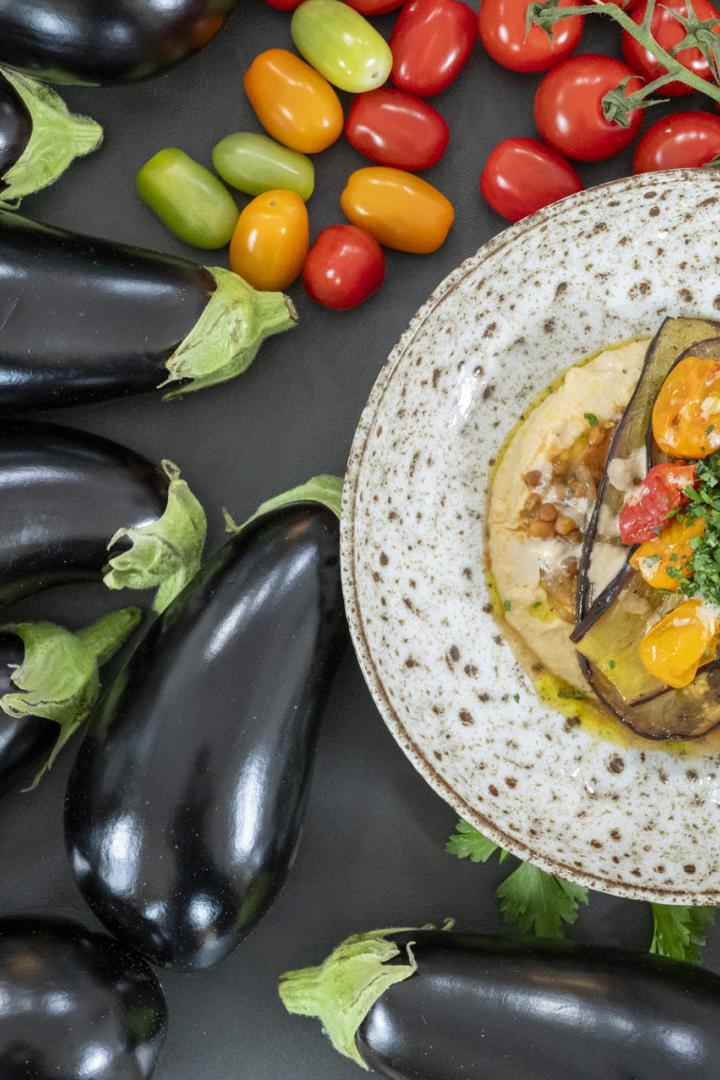 Gartenfrisch aus dem Kochsalon: Geschmorter Melanzani-Linsensalat auf Hummus