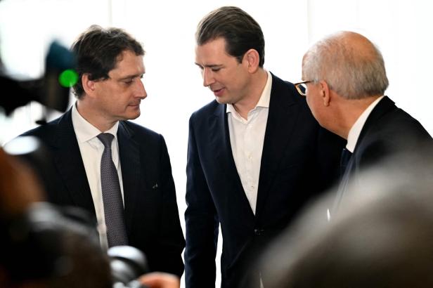 Kurz mit den Anwälten Otto Dietrich und Werner Suppan am 26. Mai 2025 AUSTRIA-POLITICS-JUSTICE-TRIAL-CORRUPTION