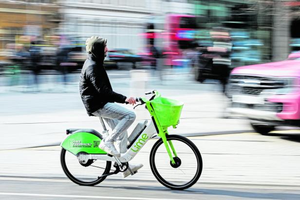 E-Bike-Fahrer ohne Helm London councils create spaces to prevent e-bikes from blocking pavements