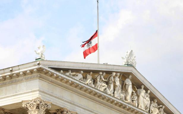 Trauerflor am Parlament anlässlich des Todes von Nationalratspräsidentin Barbara Prammer 46-63951389