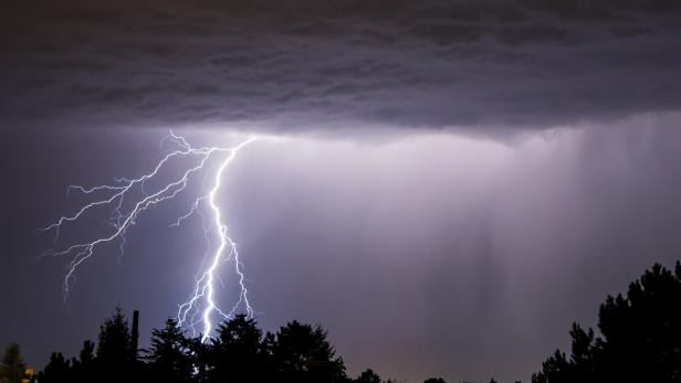 Symbolbild: Blitze am Himmel