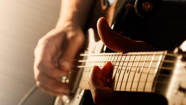 Symbolbild: Ein Mann spielt Gitarre