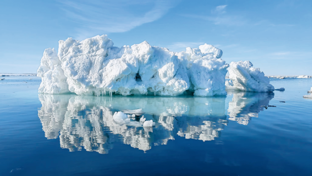 Eisberg voraus:   Im Frühling schmilzt das meiste Eis rund um Spitzbergen und ermöglicht faszinierende Naturschauspiele 