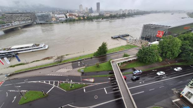 In Linz ist die Donau über die Ufer getreten.