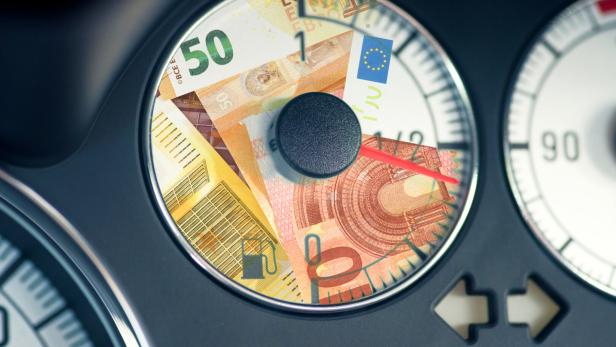 Eine Tankanzeige im Auto und Euro Geldscheine Eine Tankanzeige im Auto und Euro Geldscheine