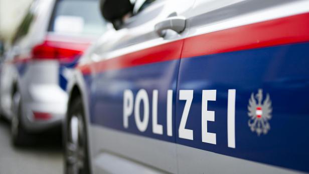 Polizeischriftzug auf Auto