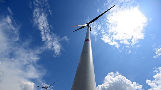 Winderräder vor bewölktem Himmel