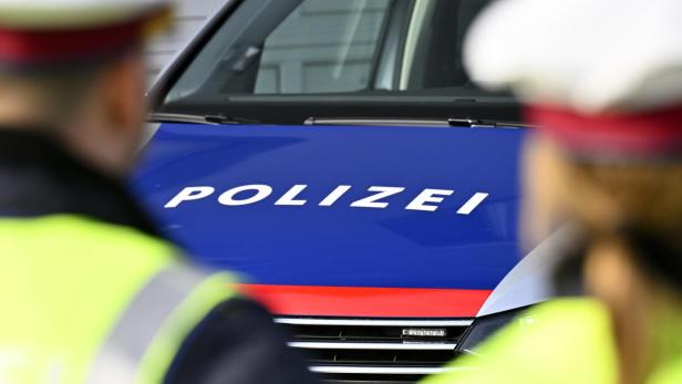 Polizisten vor Dienstauto