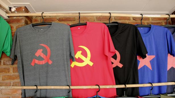 Shirts mit kommunistischem Symbol