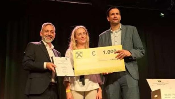 Madara Greize-Kapzema wurde ein Stipendium der Weinakademie Österreich überreicht.