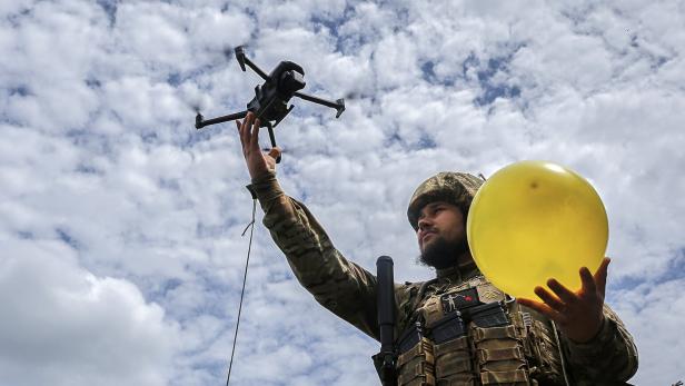 Ukrainian troops hold anti-drone training in Kharkiv area
