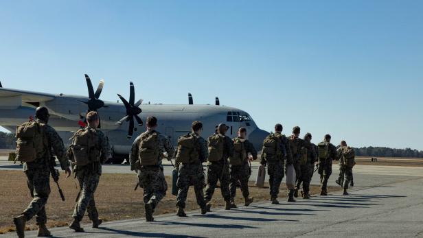 Soldaten vor dem Boarding zum Flug nach Guantanamo
