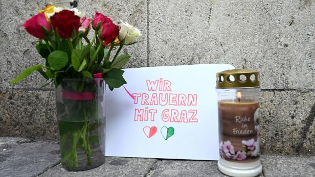 AMOKLAUF IN GRAZ: KERZEN UND BLUMEN VOR DEM STEPHANSDOM