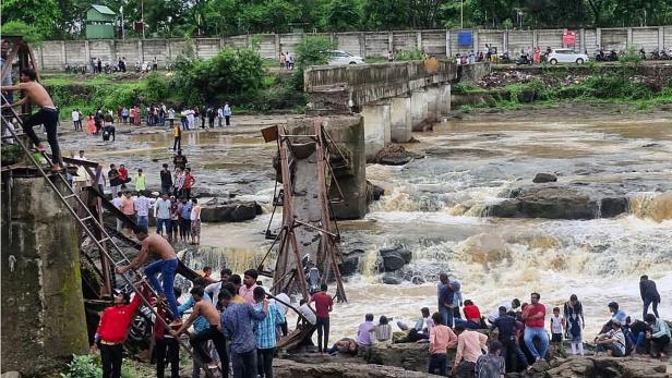 INDIA-ACCIDENT-BRIDGE