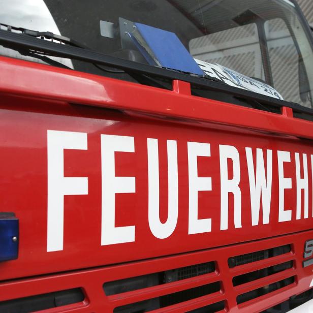 Kachelofen explodiert: 2 Bewohner verletzt, Untergeschoss verwüstet
