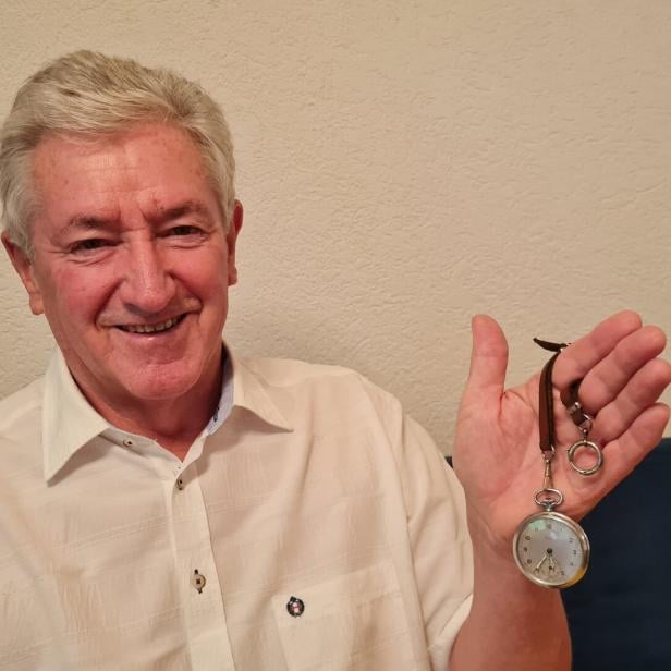 Hans Meissnitzer mit der Uhr seines Vaters